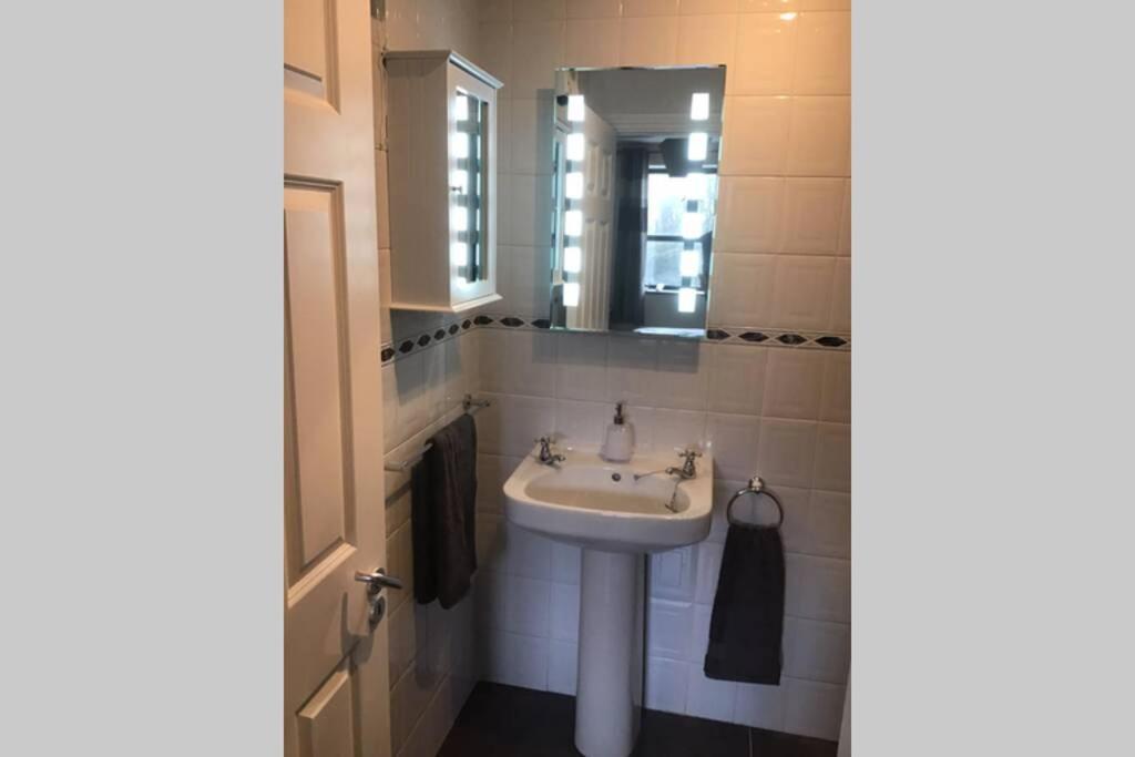 Waterfront Apartment Completely Refurbished Westport Bagian luar foto