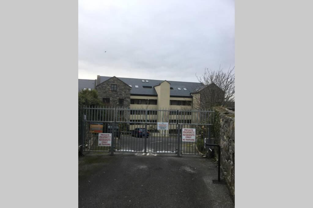 Waterfront Apartment Completely Refurbished Westport Bagian luar foto