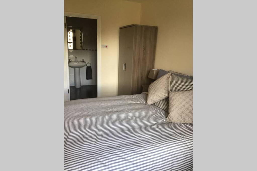 Waterfront Apartment Completely Refurbished Westport Bagian luar foto